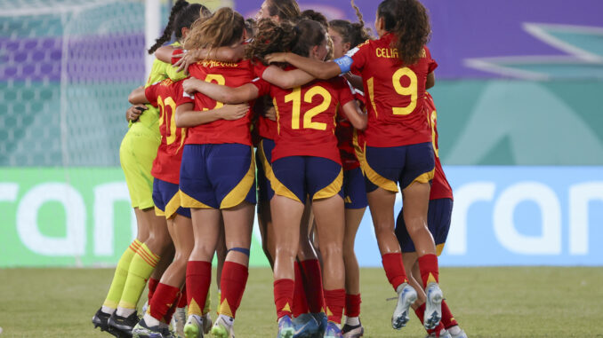 Jugadoras de España celebra al final este sábado, de un partido del grupo B de la Copa Mundial Femenina sub-17. EFE/ Orlando Barría
