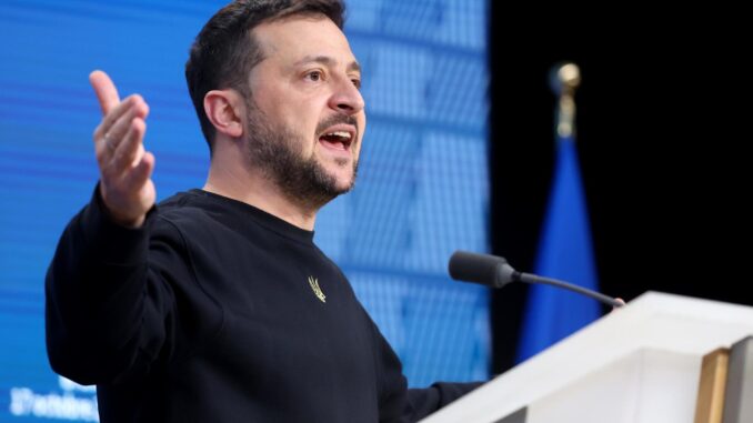 El presidente de Ucrania, Volodymyr Zelenskyy, hace un gesto durante una conferencia de prensa después de asistir a la cumbre del Consejo Europeo en Bruselas, Bélgica, el 17 de octubre de 2024. Los líderes de la UE se reúnen en Bruselas para debatir sobre Ucrania, Oriente Medio, la competitividad, la migración y los asuntos exteriores. (Zelenski, Bélgica, Ucrania, Bruselas) EFE/EPA/CHRISTOPHER NEUNDORF
