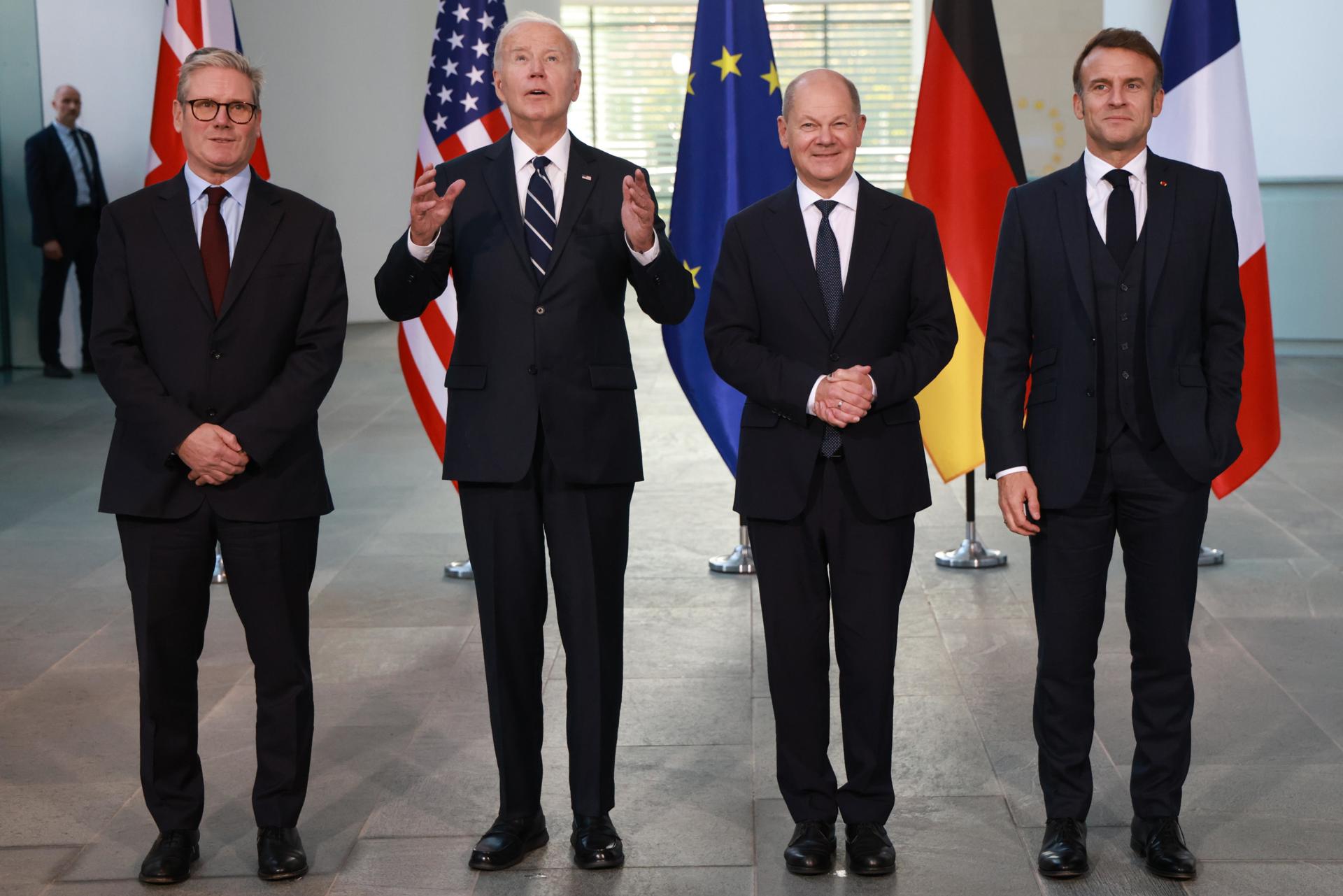 (De izq. a der.) El primer ministro británico, Sir Keir Starmer, el presidente estadounidense, Joe Biden, el canciller alemán, Olaf Scholz, y el presidente francés, Emmanuel Macron, asisten a una sesión de fotos familiares en la cancillería en Berlín, Alemania, el 18 de octubre de 2024. El presidente de Estados Unidos, Joe Biden, realizará una visita a Alemania del 17 al 18 de octubre de 2024 para asistir a una ceremonia de la Orden del Mérito y reunirse con la canciller alemana, el primer ministro británico y el presidente francés. (Francia, Alemania) EFE/EPA/CLEMENS BILAN
