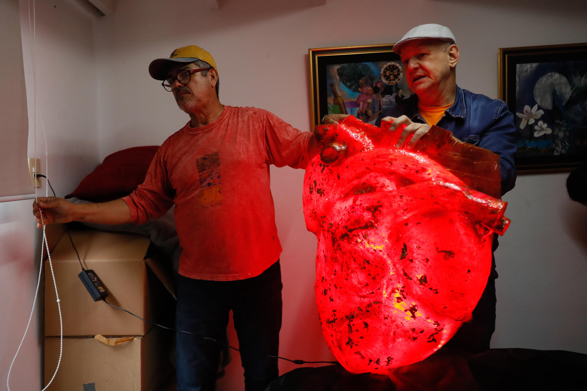 Fotografía del 10 de octubre de 2024 de José Quevedo (i) y Rubén Sykora (d), trabajando en la elaboración del tapiz sensorial de San Roque González, en Asunción (Paraguay). EFE/ Juan Pablo Pino
