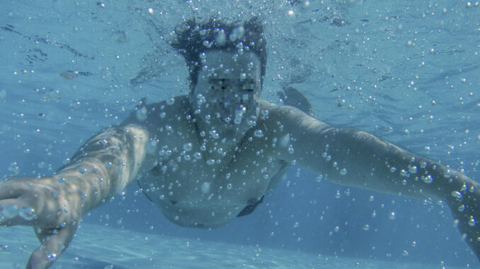 Un joven se sumerge en el agua de una piscina. EFE/Brais Lorenzo
