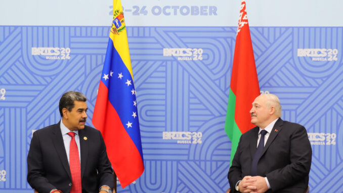 Fotografía cedida por Prensa Miraflores del presidente de Venezuela, Nicolás Maduro, reunido con el presidente de Bielorrusia, Aleksandr Lukashenko, este miércoles durante la cumbre BRICS, en Kazan (Rusia). El mandatario de Venezuela, Nicolás Maduro, se reunió con los presidentes de Bielorrusia, Alexandr Lukashenko, Palestina, Mahmud Abás, y Turquía, Recep Tayyip Erdogan, en los márgenes de la cumbre BRICS en Kazán. EFE/ PRENSA MIRAFLORES/SOLO USO EDITORIAL/NO VENTAS/SOLO DISPONIBLE PARA ILUSTRAR LA NOTICIA QUE ACOMPAÑA/CRÉDITO OBLIGATORIO
