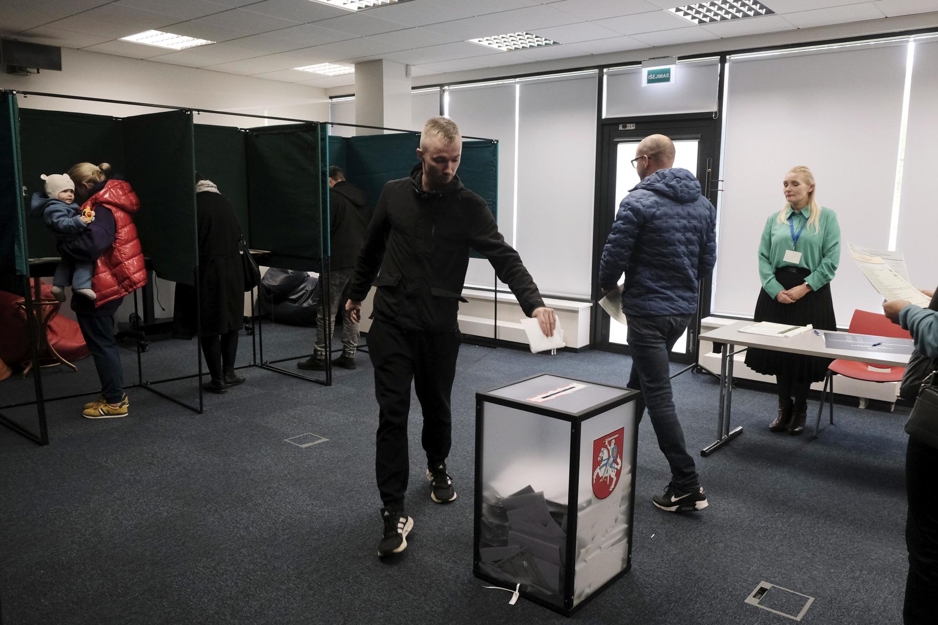 Una persona emite su voto durante la primera vuelta de las elecciones parlamentarias en Utena, Lituania, el 13 de octubre de 2024. EFE/Valda Kalnina
