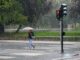 Una mujer se protege de la lluvia con un paraguas, en una fotografía de archivo. EFE / L. Rico