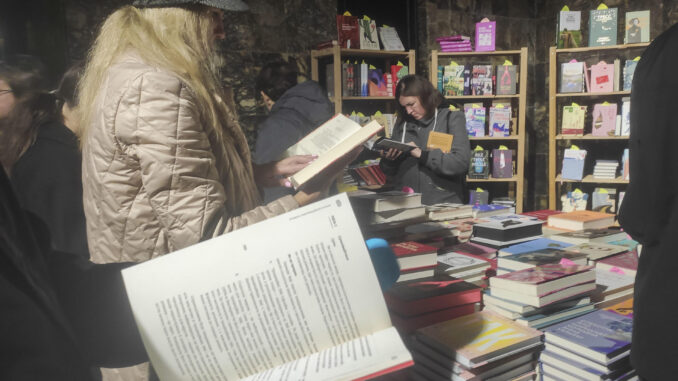 LEÓPOLIS (UCRANIA), 10/10/2024.-El festival literario Boof Forum presentó algunos libros de autores ucranianos, muchos de ellos escritos por soldados en servicio, mientras que autores tanto extranjeros como ucranianos analizaron cómo acercar la experiencia de la guerra al público extranjero. Varios grandes festivales de teatro, escultura y literatura en la ciudad oriental de Leópolis ayudan a los ucranianos a procesar su experiencia de la guerra a través del arte y a expresar su rebeldía ante los ataques rusos.-EFE/ Rostyslav Averchuk
