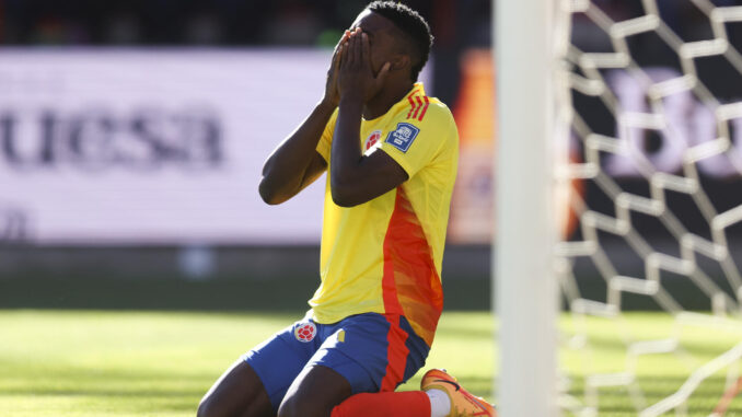 Jhon Córdoba de Colombia se lamenta al fallar un gol en un partido de las eliminatorias sudamericanas para el Mundial de 2026. EFE/ Luis Gandarillas
