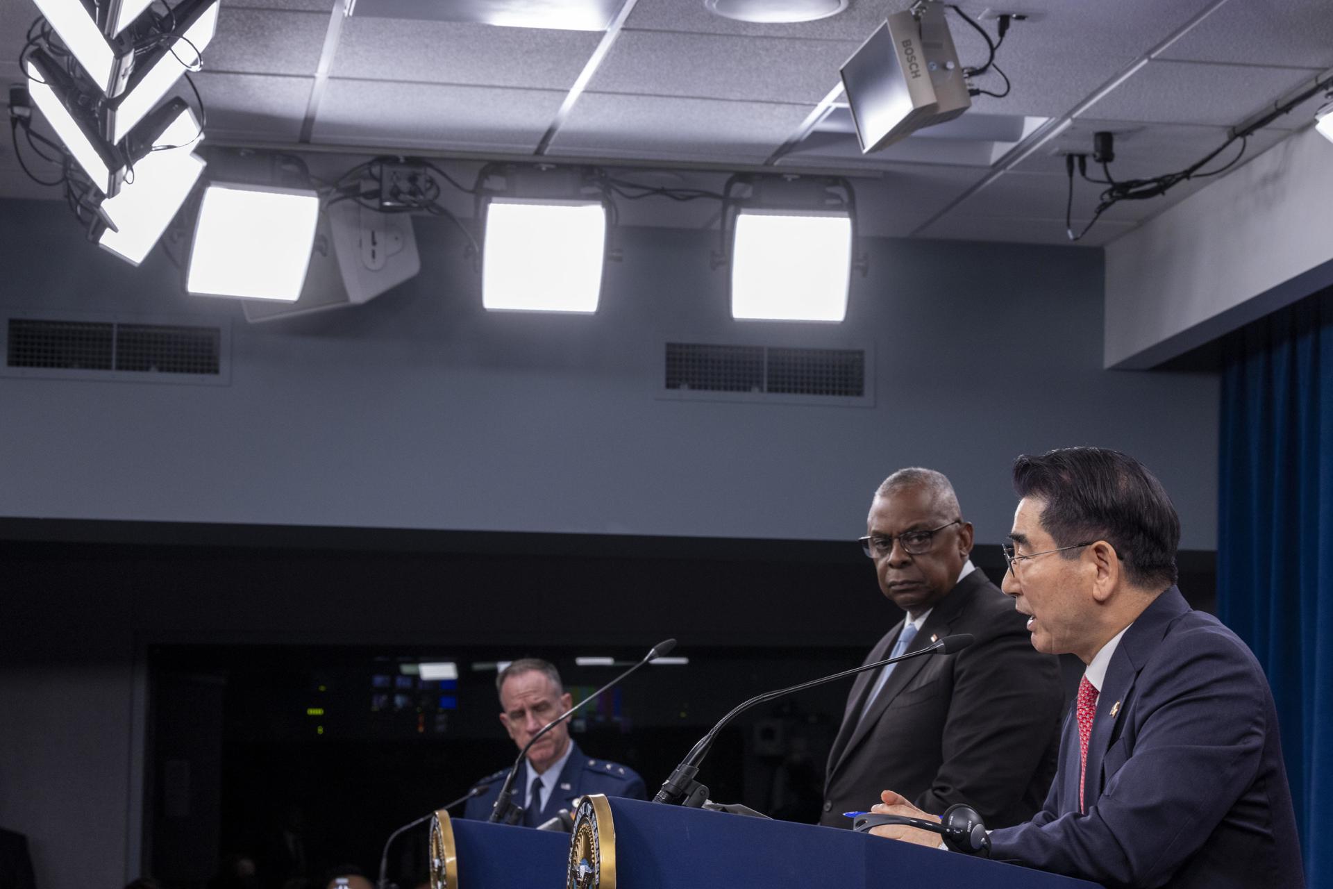 El secretario de Defensa de Estados Unidos, Lloyd Austin (centro), observa mientras el ministro de Defensa de Corea del Sur, Kim Yong Hyun (derecha), pronuncia comentarios durante una conferencia de prensa conjunta en el Pentágono en Arlington, Virginia, EE. UU., el 30 de octubre de 2024.EFE/EPA/Shawn Thew
