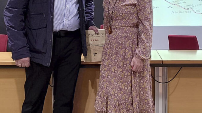 La autora de “Yo Rajel Ezra. La amante de Alfonso VIII”, Raquel Jiménez, junto al catedrático de Historia Medieval Juan Carlos Castillo Armenteros durante la presentación del libro en Jaén. EFE/Ginés Donaire
