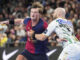 El jugador del FC Barcelona Carlsbogard (izda) controla el balón ante el jugador del Magdeburgo Bergendahl, durante el partido correspondiente a la sexta jornada del Grupo B de la Liga de Campeones de Balonmano disputado este jueves en Barcelona. EFE/Enric Fontcuberta