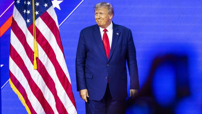 Fotografía de archivo en donde se ve al expresidente estadounidense Donald Trump en la Conferencia de Acción Política Conservadora (CPAC). EFE/JIM LO SCALZO
