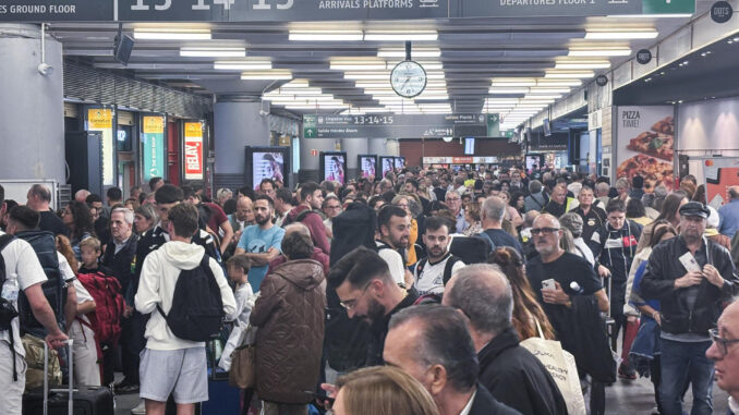 La circulación con origen y destino en Madrid Atocha y Puerta de Atocha se encuentra suspendida desde las 19:30 horas debido a la presencia de una persona en una de las pasarelas, fuera de la estación. Según han informado fuentes de Renfe, "la persona amenaza con saltar a las vías. La situación ha obligado a cortar la tensión en la estación. Se ha activado el protocolo de emergencia prevalente en estos casos". EFE/Cedida por pasajera
