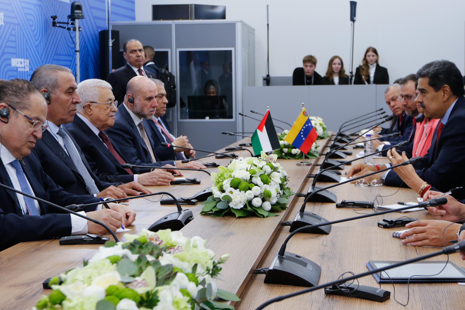 Fotografía cedida por Prensa Miraflores del presidente de Venezuela, Nicolás Maduro (d), reunido con el presidente de Palestina, Mahmud Abás (c-i), este miércoles durante la cumbre BRICS, en Kazan (Rusia). El mandatario de Venezuela, Nicolás Maduro, se reunió con los presidentes de Bielorrusia, Alexandr Lukashenko, Palestina, Mahmud Abás, y Turquía, Recep Tayyip Erdogan, en los márgenes de la cumbre BRICS en Kazán. EFE/ PRENSA MIRAFLORES/SOLO USO EDITORIAL/NO VENTAS/SOLO DISPONIBLE PARA ILUSTRAR LA NOTICIA QUE ACOMPAÑA/CRÉDITO OBLIGATORIO
