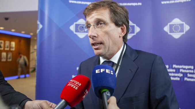 El alcalde de Madrid, José Luis Martínez-Almeida, atiende a la prensa antes de participar en el Pleno del Comité Europeo de las Regiones en Bruselas este miércoles. EFE/Pablo Garrigós
