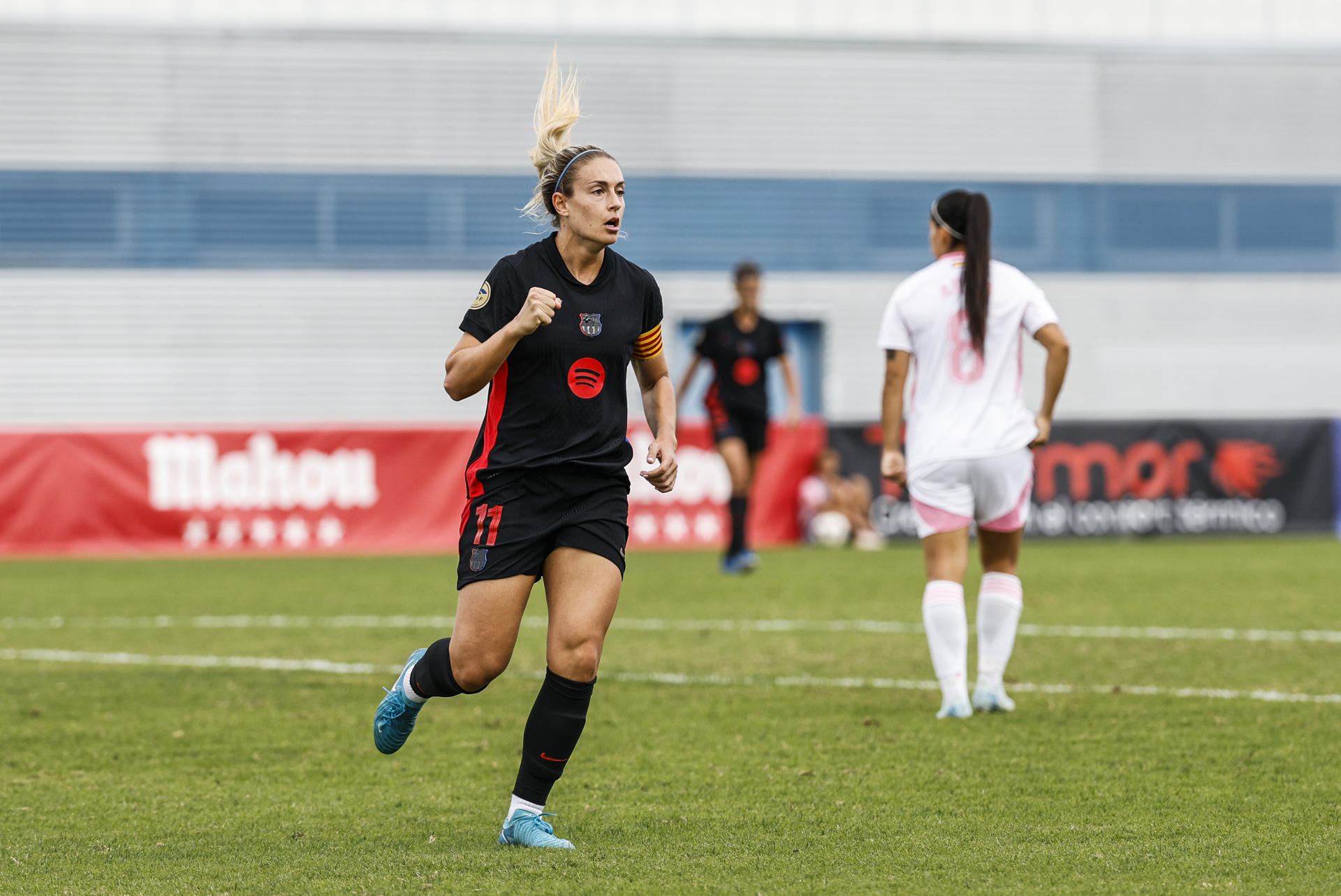 La delantera del Barcelona Alexia Putellas celebra tras marcar un gol ante el Madrid CFF durante el partido de Liga F que se disputó en Fuenlabrada. EFE/ Rodrigo Jiménez
