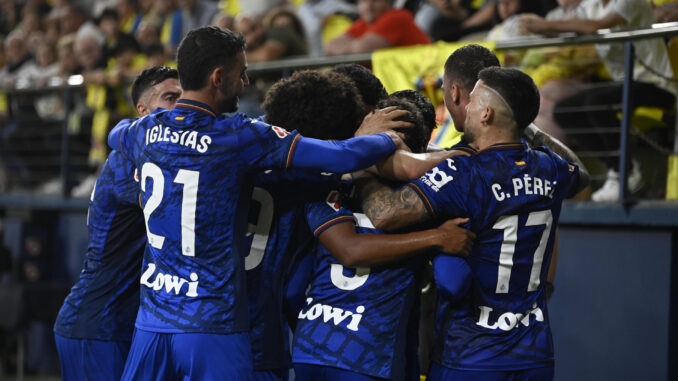 Los jugadores del Getafe celebran el 1-1, durante el partido de la décima jornada de LaLiga EA Sports que Villarreal CF y Getafe CF disputan este domingo en el estadio de la Cerámica. EFE/Andreu Esteban
