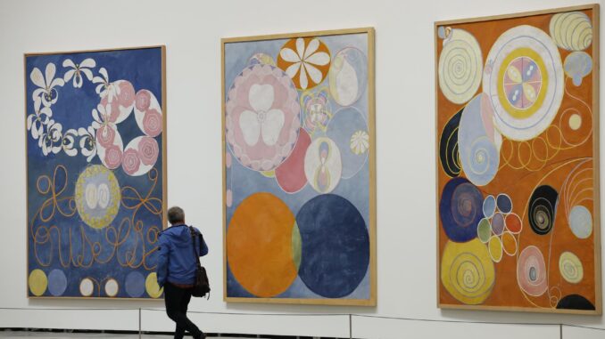 El Museo Guggenheim Bilbao ha presentado este jueves una exposición que recorre toda la carrera de la pionera de la pintura abstracta Hilma af Klint (Estocolmo, 1862–1944), desde sus primeros trabajos de temática tradicional, sus dibujos automáticos y sus series más destacadas, como Pinturas para el templo, Perceval o la dedicada al átomo. EFE/ Miguel Toña
