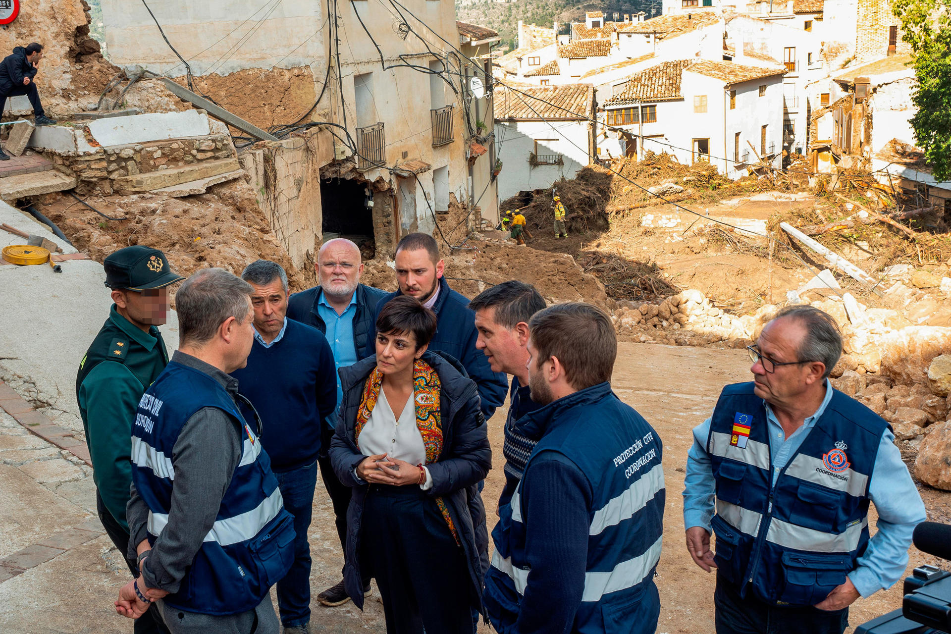 Rodríguez acompañada del presidente de Castilla-La Mancha, Emiliano García Page (2i), ha visitado la zona afectada por la inundaciones en Letur (Albacete). EFE/Jesús Monroy
