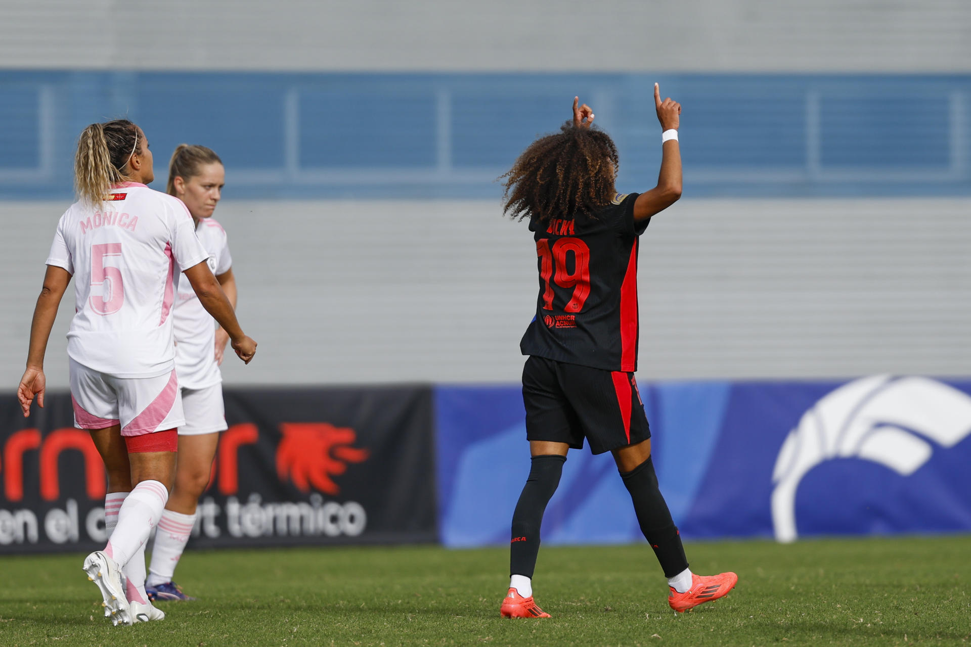 Vicky López, del Barcelona celebra el tercer gol de su equipo ante el Madrid CFF durante el partido de Liga F que se disputó en Fuenlabrada. EFE/ Rodrigo Jimenez
