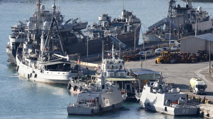 Barcos de la Armada de Taiwán maniobran en el puerto militar de la ciudad de Keelung, Taiwán, el 14 de octubre de 2024. EFE/EPA/RITCHIE B. TONGO
