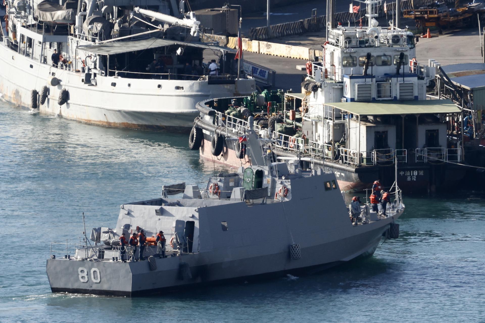 Barcos de la Armada de Taiwán maniobran este lunes en el puerto militar de la ciudad de Keelung, Taiwán. El Ejército Popular de Liberación de China anunció hoy los ejercicios militares "Joint Sword-2024B" alrededor de Taiwán. EFE/EPA/RITCHIE B. TONGO
