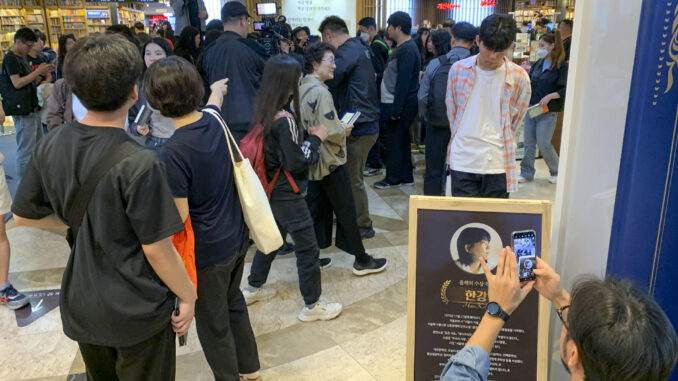 Clientes en la librería principal de la cadena Kyobo, en el distrito de Jongno en Seúl, se agolpan para adquirir libros de la escritora Han Kang un día después de que fuera galardonada con el premio Nobel de Literatura. EFE/Andrés Sánchez Braun
