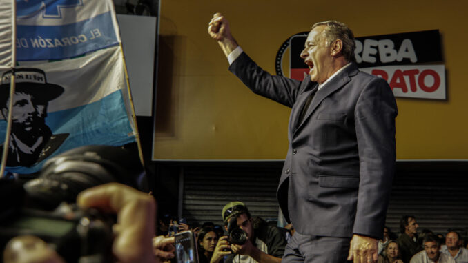 El candidato a la presidencia de Uruguay por el oficialista Partido Nacional, Álvaro Delgado, habla durante el acto de cierre de campaña, este 22 de octubre de 2024 en Las Piedras (Uruguay). EFE/ Gastón Britos
