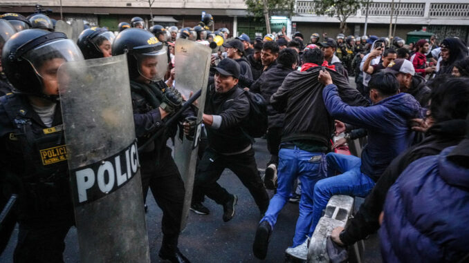 Manifestantes y miembros de la Policía se enfrentan durante una protesta este jueves, en Lima (Perú). EFE/ STR
