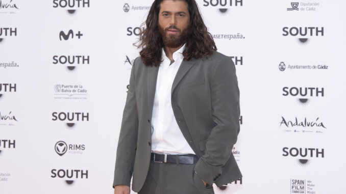 El actor turco Can Yaman posa para los medios en el palacio de congresos de Cádiz este miércoles. EFE/Román Ríos.
