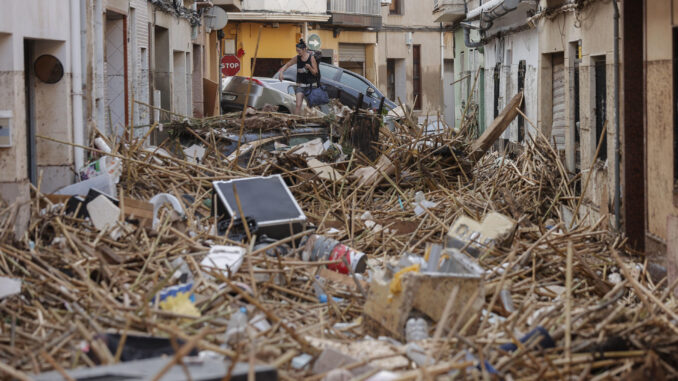 Vista de una calle afectada por las inundaciones en Paiporta (Valencia). EFE/Manu Bruque
