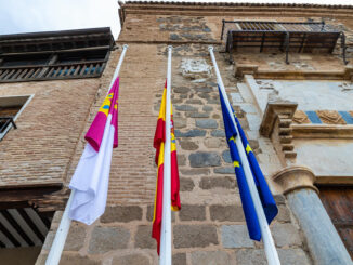 Banderas a media asta en las Cortes de Castilla La Mancha, Toledo. El Gobierno de Castilla-La Mancha decretó luto oficial en la región durante tres días, en memoria y recuerdo de las personas fallecidas por las consecuencias de la dana. EFE/Ángeles Visdómine