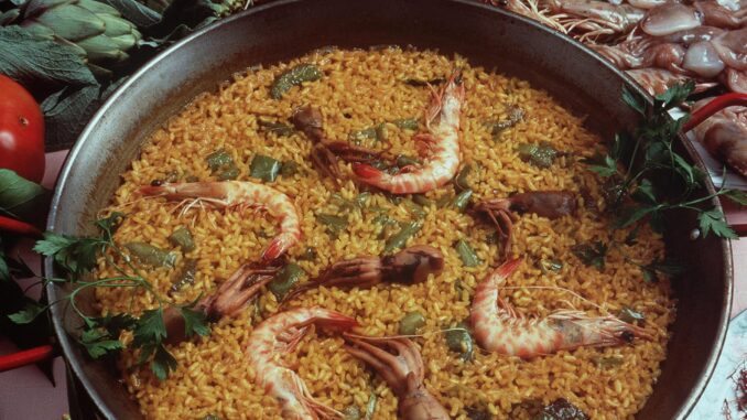 En la imagen de archivo, elaboración del plato típico valenciano, la paella. EFE
