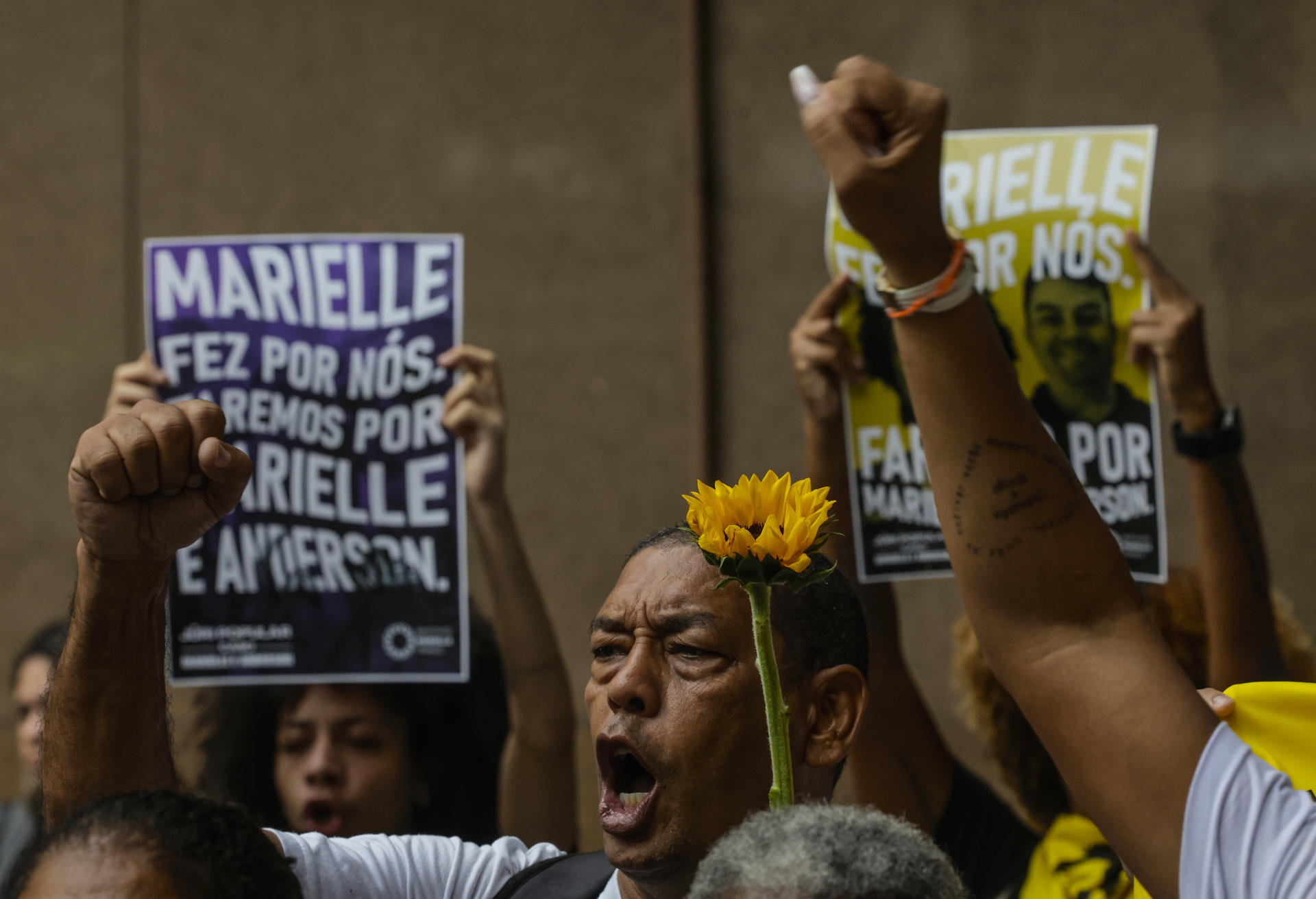 Un grupo de personas manifiesta su apoyo y pide justicia durante el juicio por el asesinato de Marielle Franco este miércoles, en Río de Janeiro (Brasil). EFE/ Antonio Lacerda
