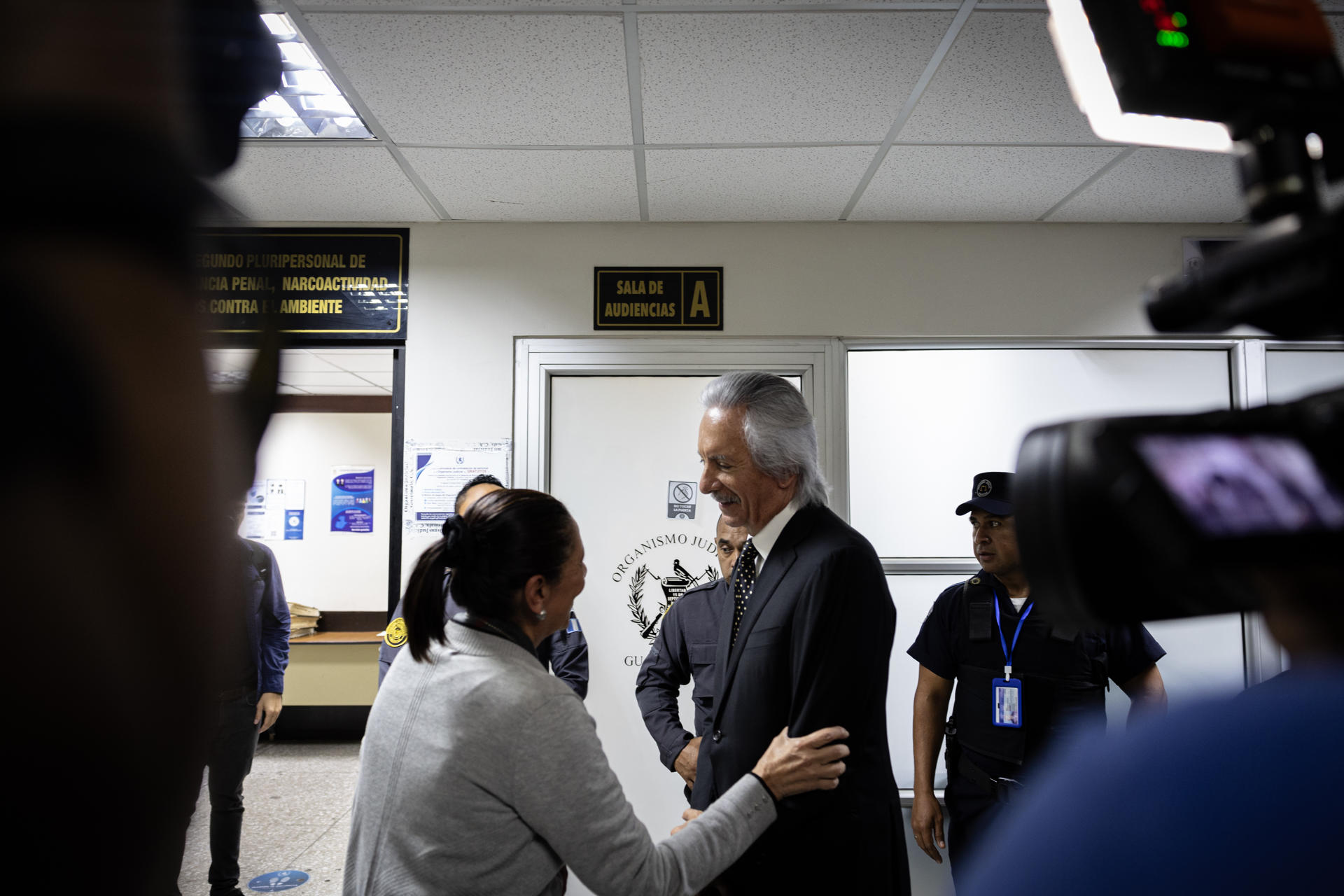 El periodista José Rubén Zamora es saludado por una funcionaria a su llegada a una audiencia en el Organismo Judicial de Guatemala, este viernes, en la ciudad de Guatemala (Guatemala). EFE/ David Toro
