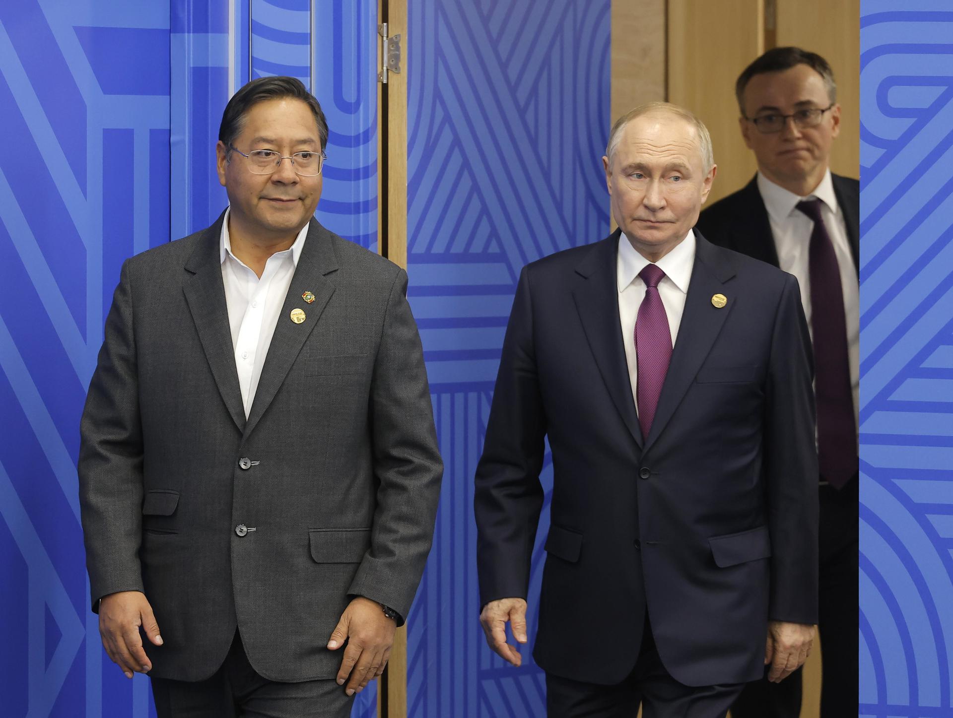 El presidente ruso, Vladimir Putin (derecha), y el presidente de Bolivia, Luis Alberto Arce Catacora, ingresan a una sala antes de una reunión al margen de la cumbre BRICS en Kazán, Rusia, el 24 de octubre de 2024. La cumbre BRICS tendrá lugar del 22 al 24 de octubre. (Rusia) EFE/EPA/MÁXIMO SHEMETOV/POOL
