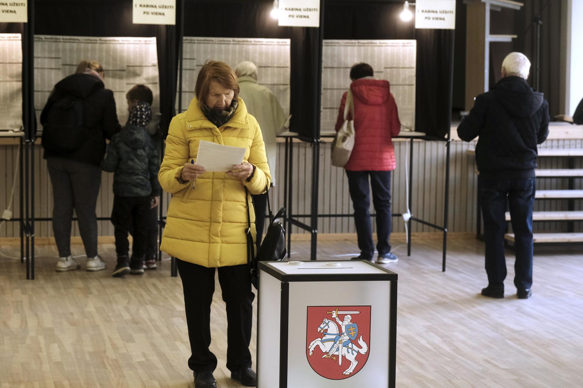 Una persona emite su voto durante la primera vuelta de las elecciones parlamentarias en Utena, Lituania, el 13 de octubre de 2024. EFE/Valda Kalnina
