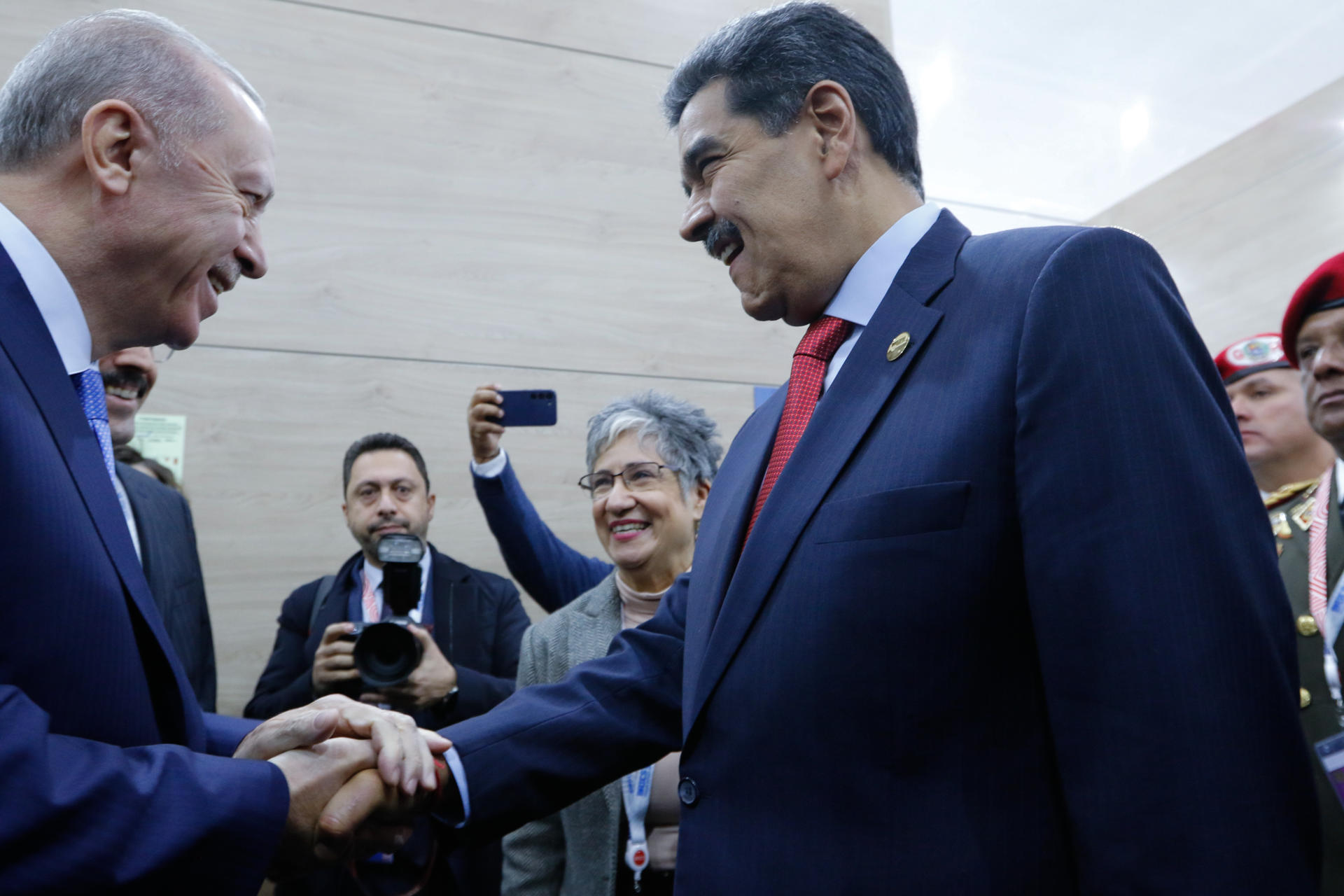 AME035. KAZÁN (RUSIA), 23/10/2024.- Prensa Miraflores del presidente de Venezuela, Nicolás Maduro (d), saludando al presidente de Turquía, Recep Tayyip Erdogan, este miércoles durante la cumbre BRICS, en Kazan (Rusia). El mandatario de Venezuela, Nicolás Maduro, se reunió con los presidentes de Bielorrusia, Alexandr Lukashenko, Palestina, Mahmud Abás, y Turquía, Recep Tayyip Erdogan, en los márgenes de la cumbre BRICS en Kazán. EFE/ PRENSA MIRAFLORES/SOLO USO EDITORIAL/NO VENTAS/SOLO DISPONIBLE PARA ILUSTRAR LA NOTICIA QUE ACOMPAÑA/CRÉDITO OBLIGATORIO
