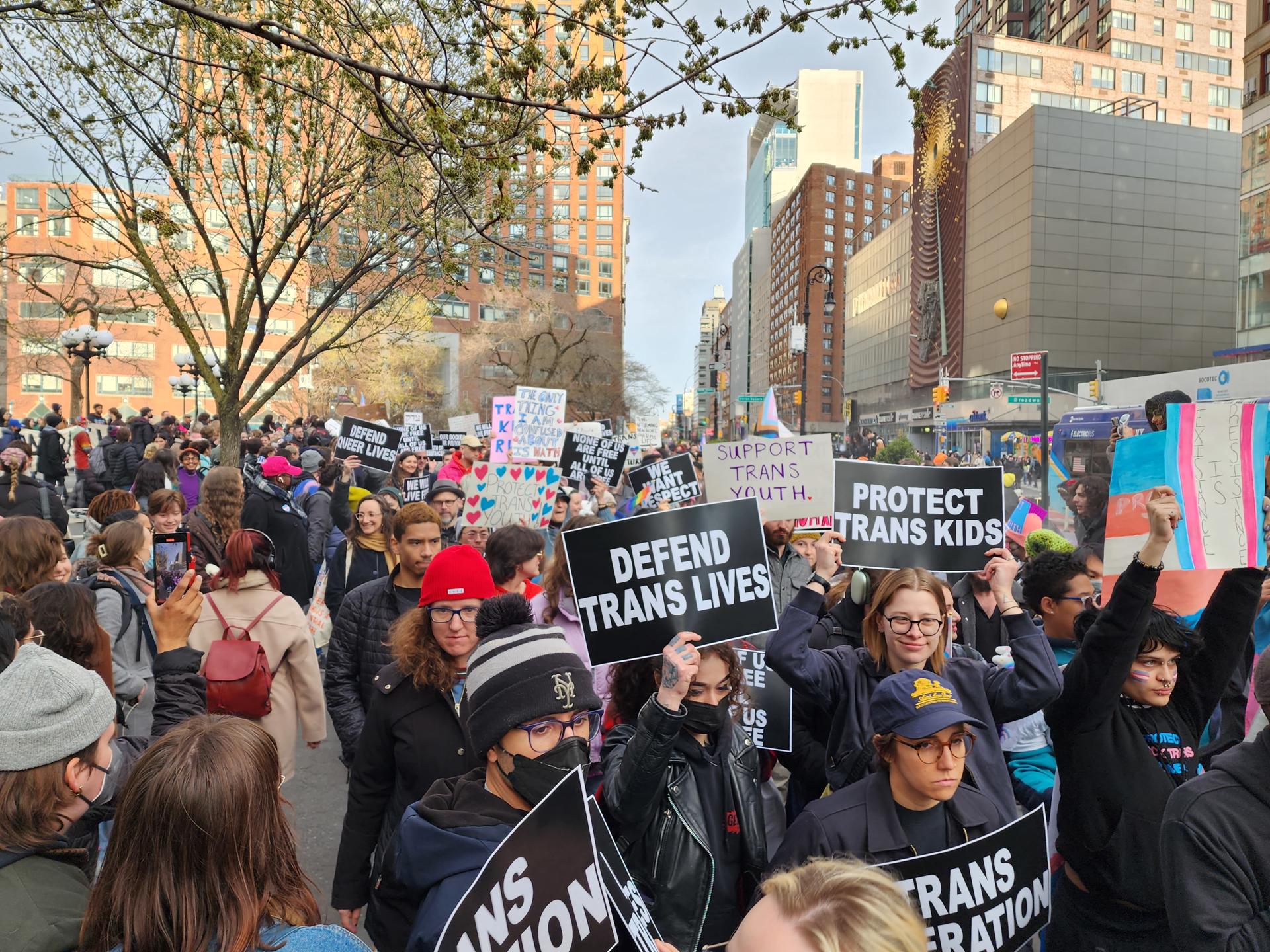 Fotografía de archivo del 31 de marzo de 2023 donde aparecen unos jóvenes mientras portan pancartas que piden defensa a vidas y niños trans, durante una manifestación en Nueva York (EE.UU.). EFE/ Ruth E. Hernández Beltrán
