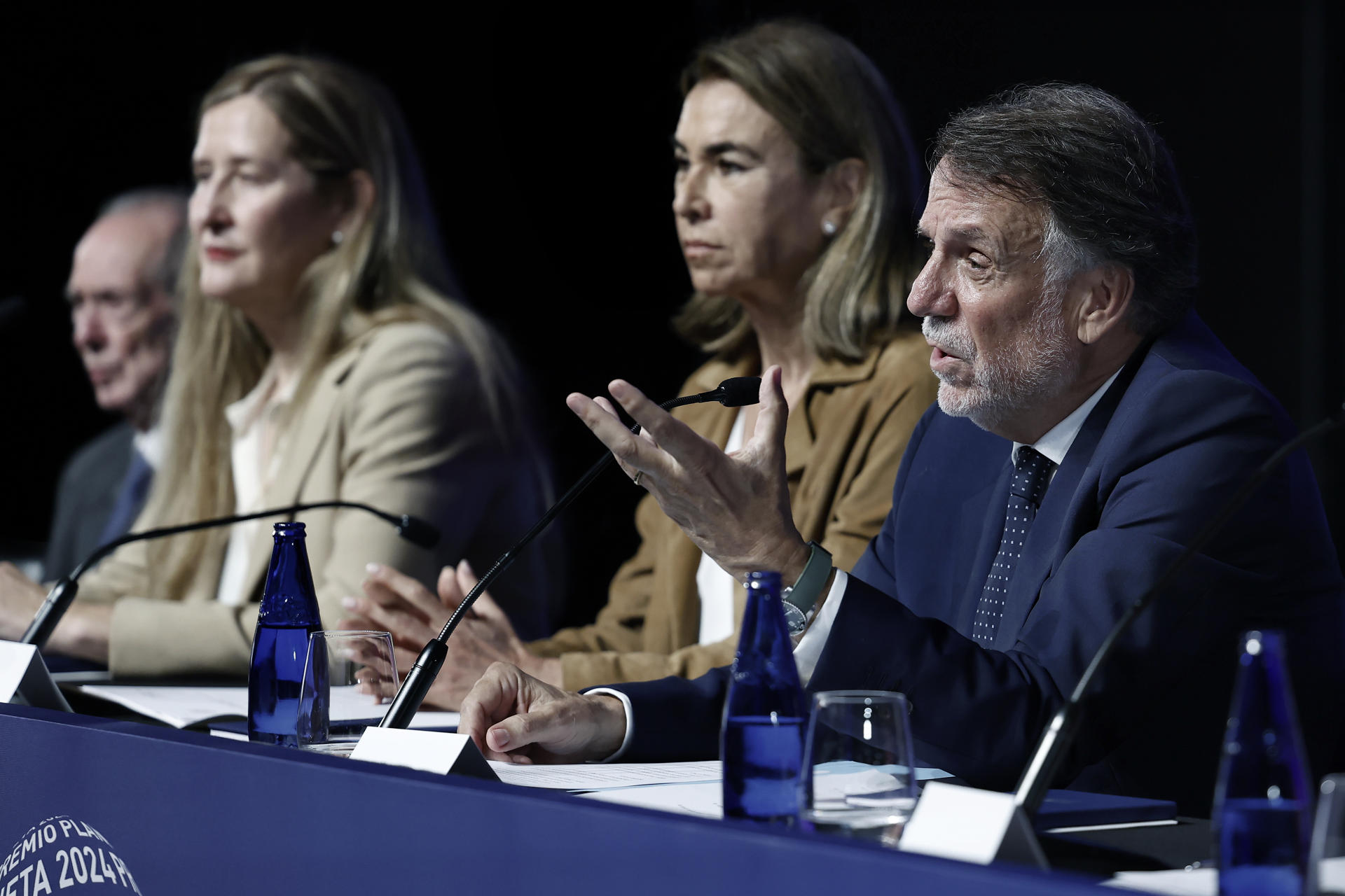 El presidente del Grupo Planeta, José Creuheras, y la presidenta del jurado, Carmen Posadas, durante la rueda de prensa de presentación del LXXIII Premio Planeta que se entregará mañana en una gala en Barcelona. EFE/Andreu Dalmau
