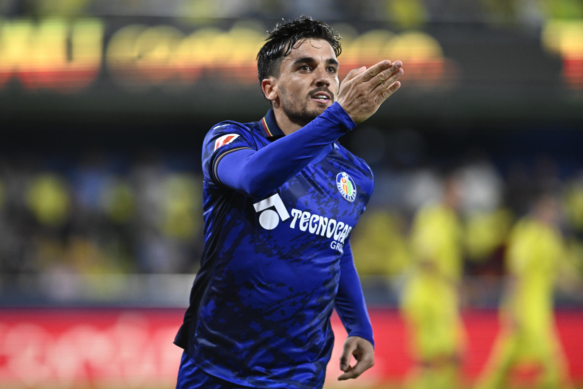 El centrocampista del Getafe Mauro Arambarri celebra tras marcar el 1-1, durante el partido de la décima jornada de LaLiga EA Sports que Villarreal CF y Getafe CF disputan este domingo en el estadio de la Cerámica. EFE/Andreu Esteban
