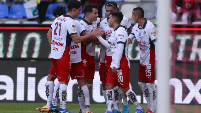 Jugadores de Guadalajara celebran un gol de Roberto Alvarado en el partido de la jornada 12 del torneo Apertura 2024. EFE/ David Martínez Pelcastre
