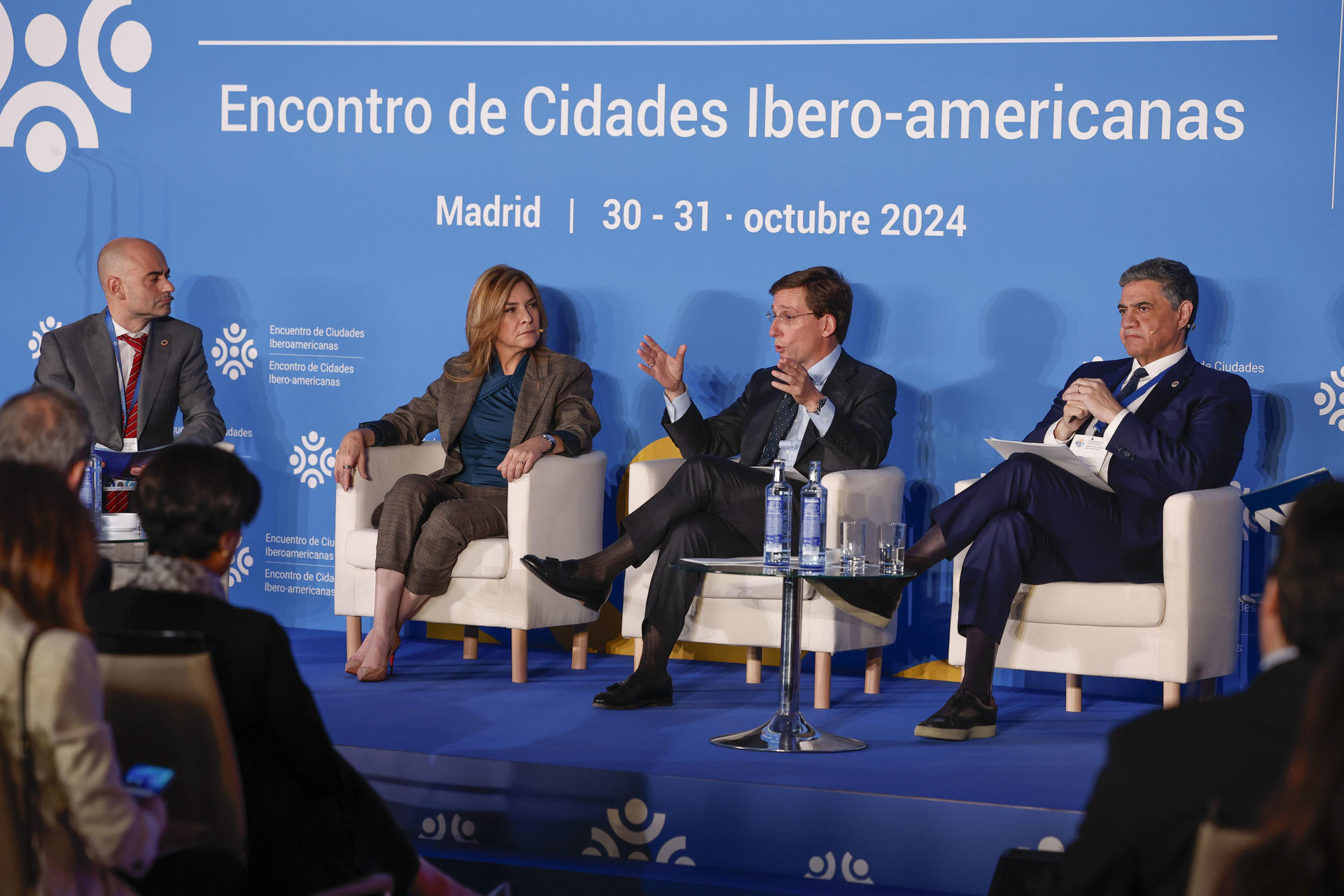 El alcalde de Madrid, José Luis Martínez-Almeida (2d), el jefe de Gobierno de la Ciudad de Buenos Aires, Jorge Macri (d), y la alcaldesa de Santo Domingo, Carolina Mejía (2i), en el marco del I Encuentro de Ciudades Iberoamericanas, este jueves, en un hotel madrileño. EFE/ Chema Moya
