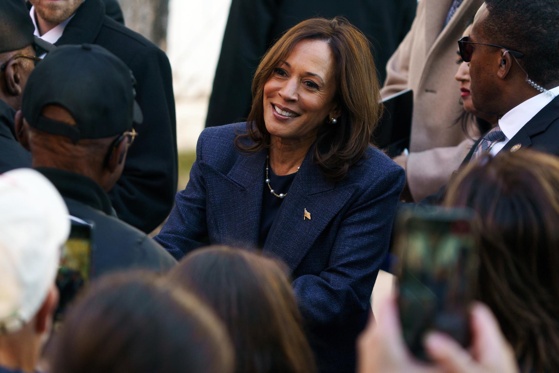 Fotografía de archivo de la vicepresidenta estadounidense y actual candidata presidencial demócrata, Kamala Harris,en un mitin en el condado de Bucks, Pensilvania, EE. UU., el 16 de octubre de 2024. EFE/EPA/Will Oliver
