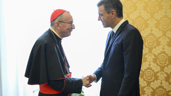 El secretario de Estado vaticano, Pietro Parolin (i) saluda al presidente del Gobierno, Pedro Sánchez (d) antes de su encuentro con el papa Francisco. EFE/Mario Tomassetti/ Prensa del Vaticano
 / SOLO USO EDITORIAL/SOLO DISPONIBLE PARA ILUSTRAR LA NOTICIA QUE ACOMPAÑA (CRÉDITO OBLIGATORIO)
