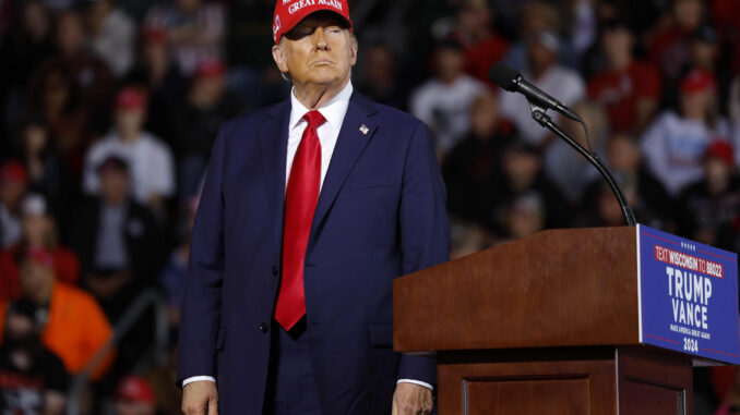 Fotografía del 6 de octubre de 2024 del expresidente estadounidense Donald Trump durante un mitín de campaña en Wisconsin (Estados Unidos). EFE/ Jeffrey Phelps
