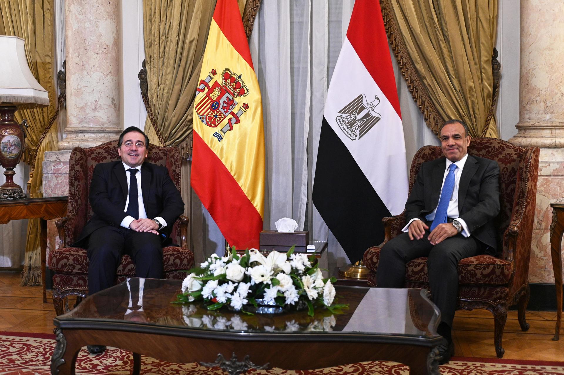 El ministro de Asuntos Exteriores de España, José Manuel Albares (izquierda), y su homólogo egipcio, Badr Abdelatty, durante su reunión en El Cairo. EFE/ Mohamed Hossam
