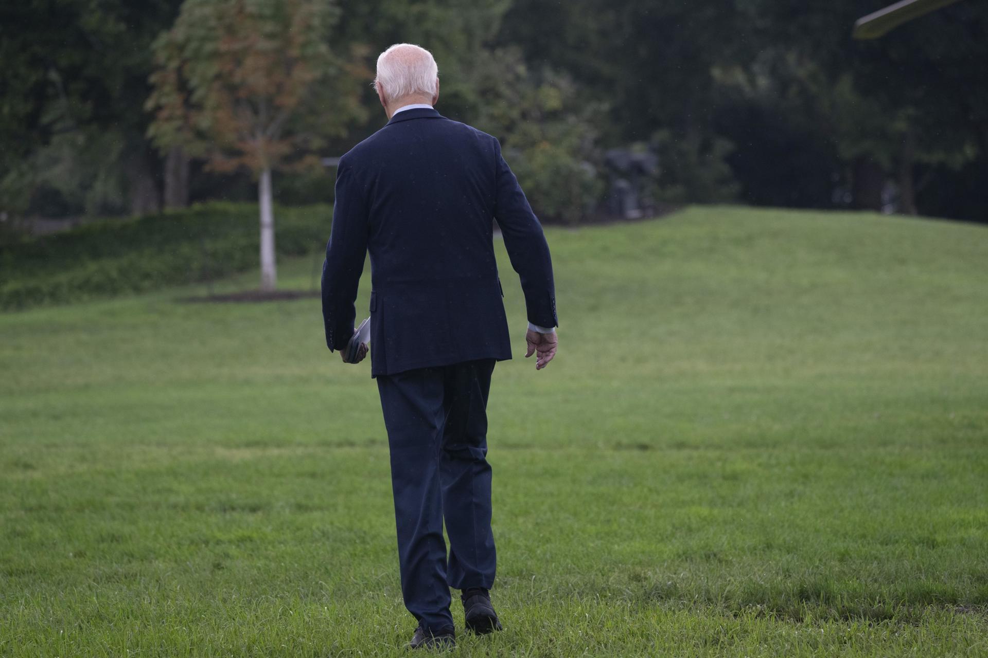 El presidente de Estados Unidos, Joe Biden, sale de la Casa Blanca en Washington, DC, EE. UU., el 3 de octubre de 2024. El presidente Biden está visitando áreas de Florida y Georgia que se han visto afectadas por el huracán Helene. EFE/EPA/Chris Kleponis / POOL
