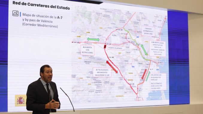 El ministro de Transportes y Movilidad Sostenible, Óscar Puente, explica este viernes las medidas adoptadas durante una rueda de prensa celebrada en el Ministerio de Transportes. EFE/ Javier Lizón
