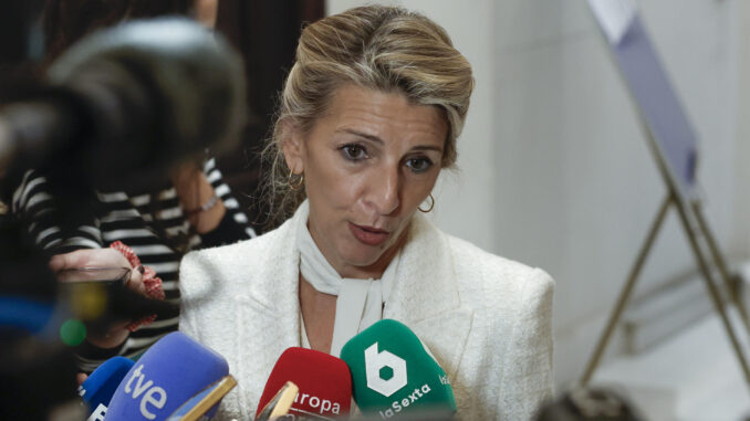 La vicepresidenta segunda y Ministra de Trabajo y Economía Social, Yolanda Díaz, atiende a los medios a su llegada a un desayuno informativo del Fórum Europa protagonizado por el secretario general de CCOO, Unai Sordo, este lunes. EFE/J.J. Guillén
