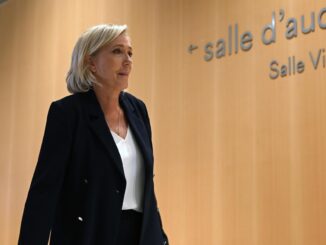 La líder de la extrema derecha francesa Marine Le Pen este lunes en el juicio en su contra por malversación de fondos del Parlamento Europeo. EFE/EPA/JULIEN MATTIA