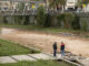 Varias personas observan este martes el río Guadalmedina a su paso por Málaga capital que se encuentra cubierto de agua por las fuertes lluvias caídas en las últimas horas debido al paso de la dana por Andalucía que está dejando innumerables incidencias.EFE/Daniel Pérez